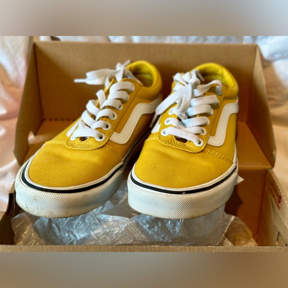 Yellow Vans Sneakers Women’s sz 6.5. EUC, only worn a few times. Smoke free home - Picture 5 of 10